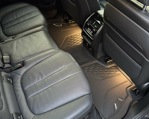 Серый БМВ X7, объемом двигателя 2.99 л и пробегом 140 тыс. км за 64500 $, фото 87 на Automoto.ua