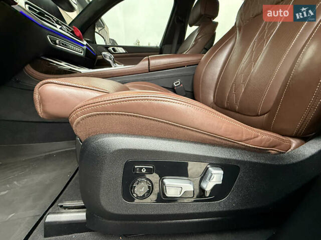 Сірий БМВ X7, об'ємом двигуна 3 л та пробігом 99 тис. км за 76000 $, фото 101 на Automoto.ua