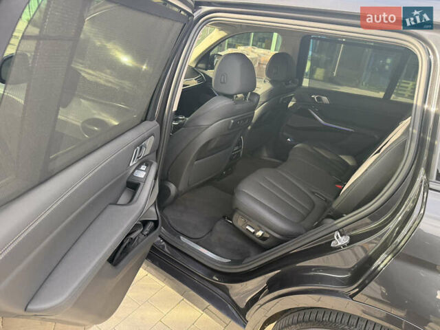 Серый БМВ X7, объемом двигателя 3 л и пробегом 145 тыс. км за 55800 $, фото 9 на Automoto.ua