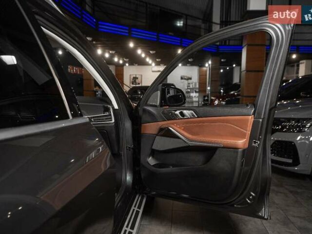 Серый БМВ X7, объемом двигателя 4.39 л и пробегом 53 тыс. км за 63900 $, фото 81 на Automoto.ua