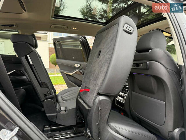 Серый БМВ X7, объемом двигателя 3 л и пробегом 148 тыс. км за 55000 $, фото 106 на Automoto.ua