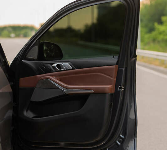 Серый БМВ X7, объемом двигателя 4.4 л и пробегом 78 тыс. км за 67500 $, фото 66 на Automoto.ua