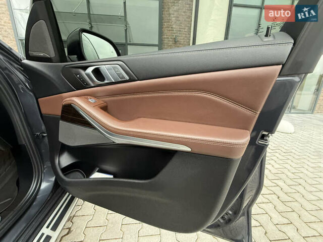 Сірий БМВ X7, об'ємом двигуна 3 л та пробігом 99 тис. км за 76000 $, фото 92 на Automoto.ua