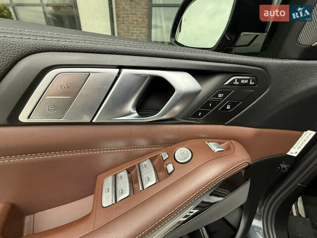 Сірий БМВ X7, об'ємом двигуна 3 л та пробігом 99 тис. км за 76000 $, фото 95 на Automoto.ua