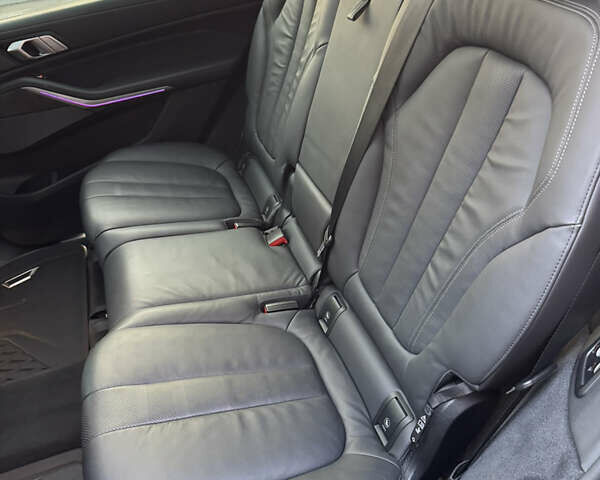 Серый БМВ X7, объемом двигателя 2.99 л и пробегом 140 тыс. км за 64500 $, фото 58 на Automoto.ua