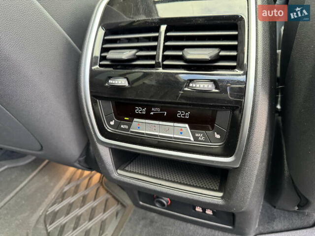 Серый БМВ X7, объемом двигателя 2.99 л и пробегом 140 тыс. км за 63500 $, фото 71 на Automoto.ua