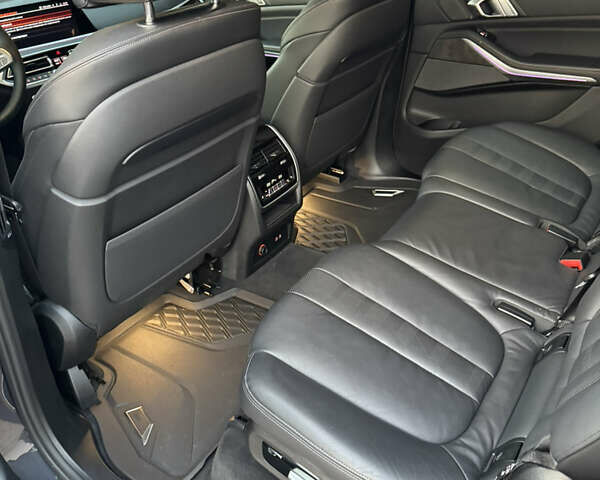 Серый БМВ X7, объемом двигателя 2.99 л и пробегом 140 тыс. км за 64500 $, фото 75 на Automoto.ua