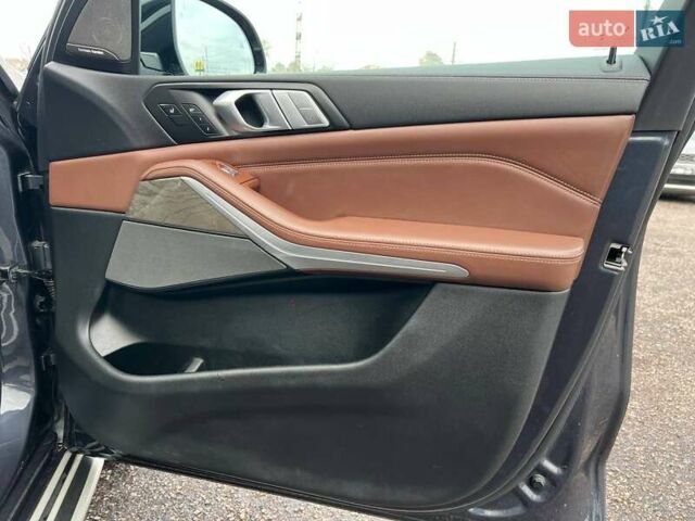 Серый БМВ X7, объемом двигателя 4.39 л и пробегом 128 тыс. км за 63000 $, фото 37 на Automoto.ua