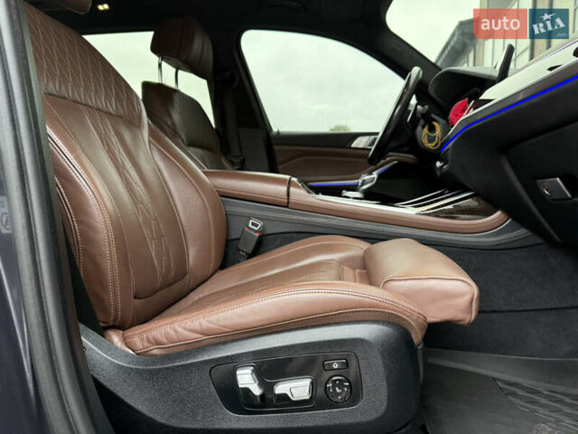 Сірий БМВ X7, об'ємом двигуна 3 л та пробігом 99 тис. км за 76000 $, фото 134 на Automoto.ua