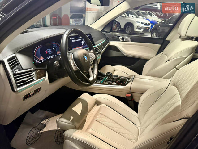Серый БМВ X7, объемом двигателя 3 л и пробегом 65 тыс. км за 68900 $, фото 28 на Automoto.ua