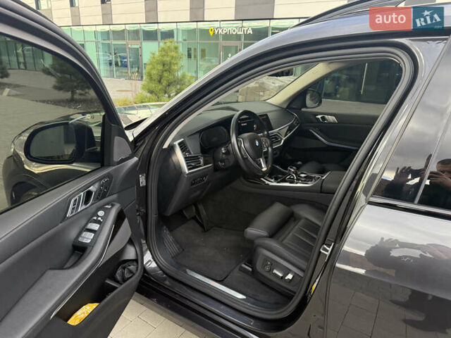 Серый БМВ X7, объемом двигателя 3 л и пробегом 145 тыс. км за 55800 $, фото 7 на Automoto.ua