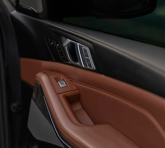 Серый БМВ X7, объемом двигателя 4.4 л и пробегом 78 тыс. км за 67500 $, фото 67 на Automoto.ua