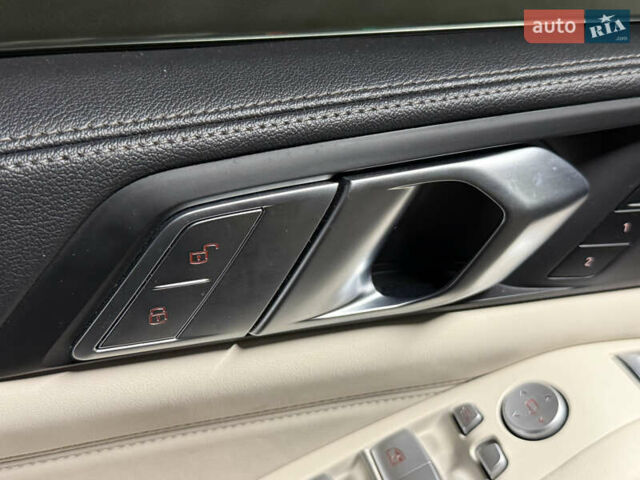 Серый БМВ X7, объемом двигателя 3 л и пробегом 65 тыс. км за 68900 $, фото 33 на Automoto.ua