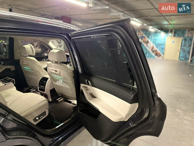 Серый БМВ X7, объемом двигателя 3 л и пробегом 65 тыс. км за 68900 $, фото 15 на Automoto.ua