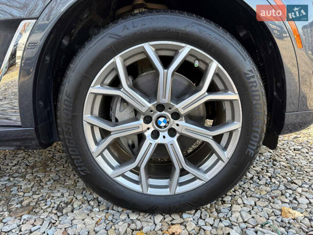 Серый БМВ X7, объемом двигателя 3 л и пробегом 147 тыс. км за 50900 $, фото 95 на Automoto.ua
