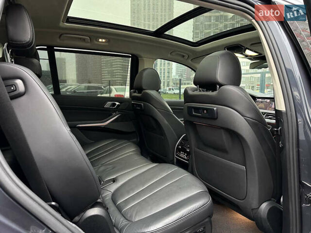 Серый БМВ X7, объемом двигателя 3 л и пробегом 90 тыс. км за 54900 $, фото 53 на Automoto.ua