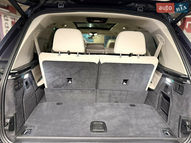 Серый БМВ X7, объемом двигателя 3 л и пробегом 65 тыс. км за 68900 $, фото 17 на Automoto.ua