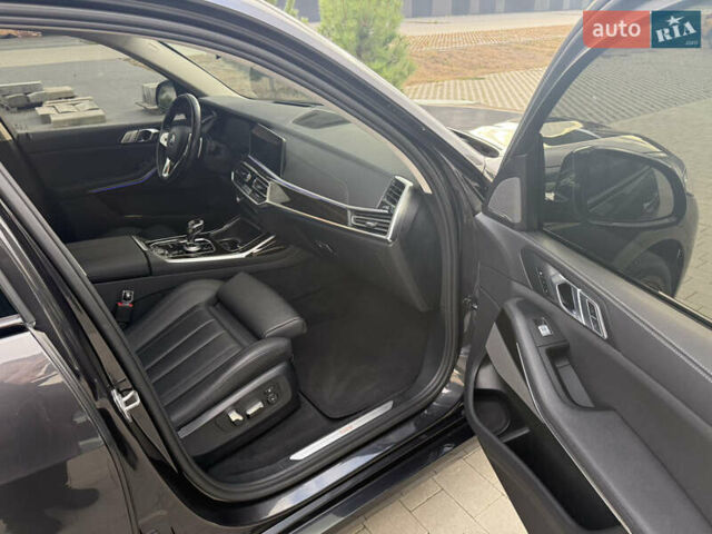 Серый БМВ X7, объемом двигателя 3 л и пробегом 145 тыс. км за 55800 $, фото 13 на Automoto.ua