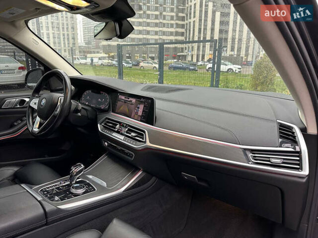 Серый БМВ X7, объемом двигателя 3 л и пробегом 90 тыс. км за 54900 $, фото 45 на Automoto.ua