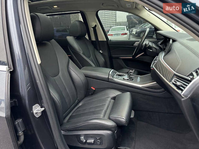 Серый БМВ X7, объемом двигателя 3 л и пробегом 90 тыс. км за 54900 $, фото 67 на Automoto.ua
