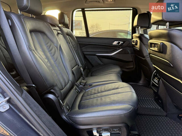 Серый БМВ X7, объемом двигателя 3 л и пробегом 147 тыс. км за 50900 $, фото 48 на Automoto.ua