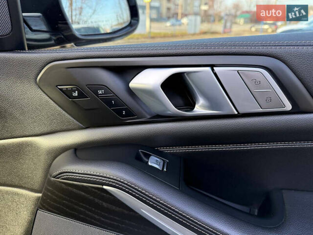 Серый БМВ X7, объемом двигателя 3 л и пробегом 147 тыс. км за 50900 $, фото 26 на Automoto.ua