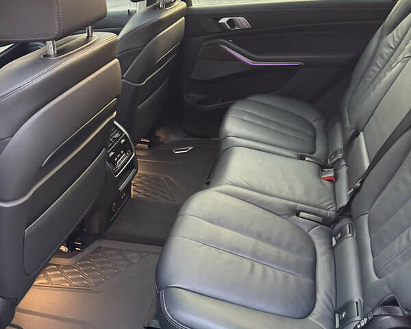 Серый БМВ X7, объемом двигателя 2.99 л и пробегом 140 тыс. км за 64500 $, фото 57 на Automoto.ua