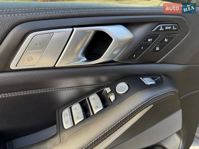 Серый БМВ X7, объемом двигателя 3 л и пробегом 147 тыс. км за 50900 $, фото 16 на Automoto.ua