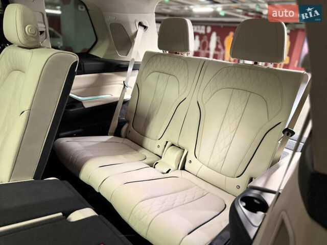 Серый БМВ X7, объемом двигателя 3 л и пробегом 65 тыс. км за 68900 $, фото 21 на Automoto.ua