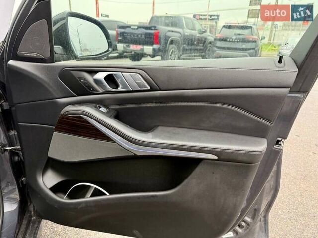 Сірий БМВ X7, об'ємом двигуна 3 л та пробігом 86 тис. км за 41800 $, фото 31 на Automoto.ua