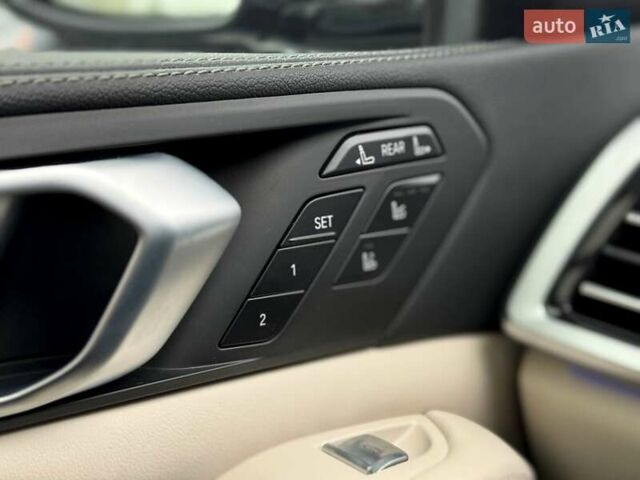 Серый БМВ X7, объемом двигателя 3 л и пробегом 75 тыс. км за 59000 $, фото 88 на Automoto.ua