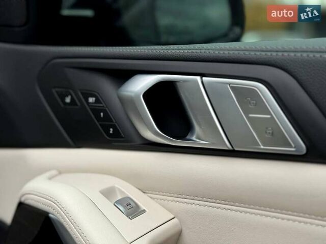 Серый БМВ X7, объемом двигателя 3 л и пробегом 75 тыс. км за 59000 $, фото 110 на Automoto.ua