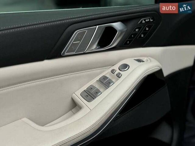 Серый БМВ X7, объемом двигателя 3 л и пробегом 75 тыс. км за 59000 $, фото 61 на Automoto.ua