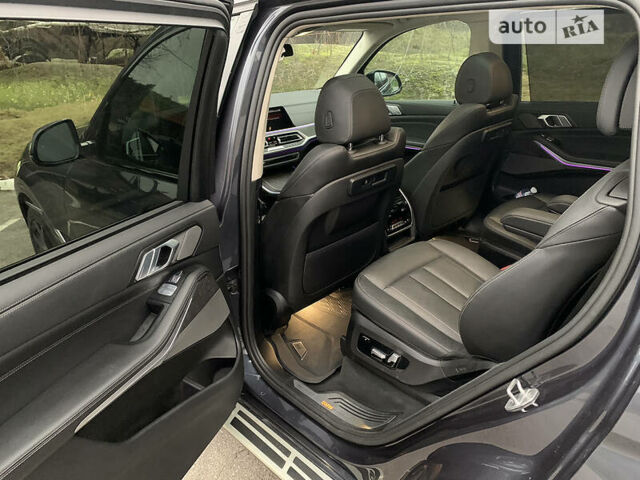 Серый БМВ X7, объемом двигателя 3 л и пробегом 78 тыс. км за 67900 $, фото 33 на Automoto.ua
