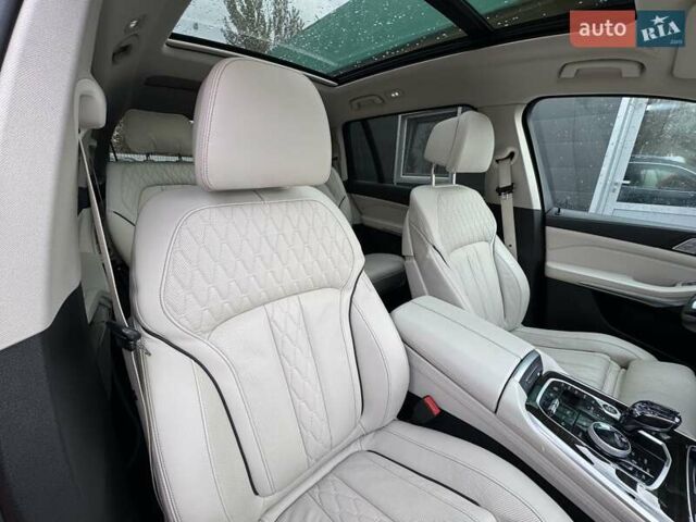 Серый БМВ X7, объемом двигателя 3 л и пробегом 259 тыс. км за 57500 $, фото 1 на Automoto.ua