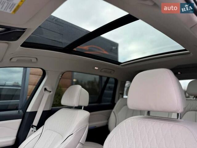 Серый БМВ X7, объемом двигателя 3 л и пробегом 75 тыс. км за 59000 $, фото 92 на Automoto.ua