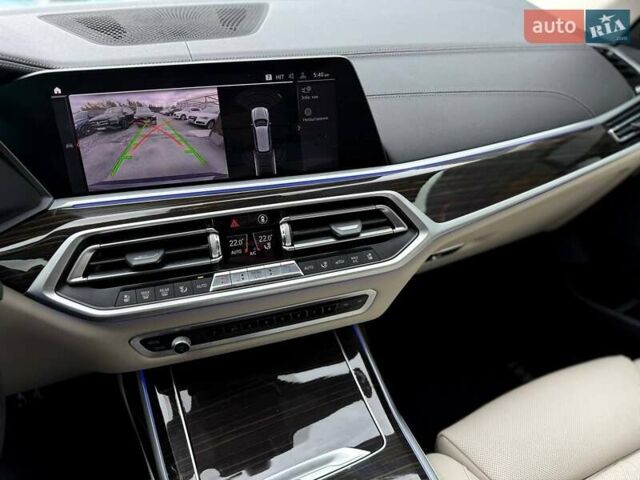 Серый БМВ X7, объемом двигателя 3 л и пробегом 75 тыс. км за 59000 $, фото 80 на Automoto.ua