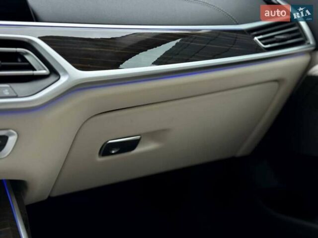 Серый БМВ X7, объемом двигателя 3 л и пробегом 75 тыс. км за 59000 $, фото 85 на Automoto.ua