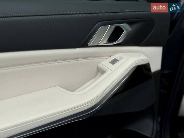 Серый БМВ X7, объемом двигателя 3 л и пробегом 75 тыс. км за 59000 $, фото 95 на Automoto.ua