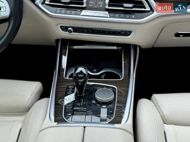 Серый БМВ X7, объемом двигателя 3 л и пробегом 75 тыс. км за 59000 $, фото 115 на Automoto.ua