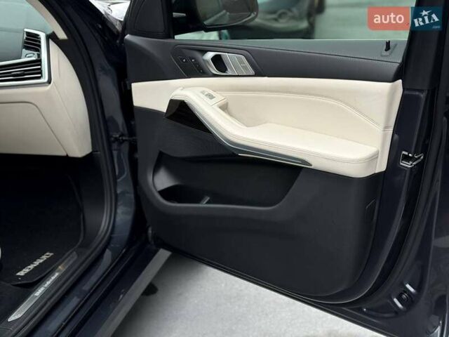 Серый БМВ X7, объемом двигателя 3 л и пробегом 75 тыс. км за 59000 $, фото 106 на Automoto.ua