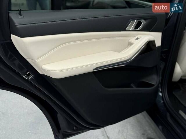 Серый БМВ X7, объемом двигателя 3 л и пробегом 75 тыс. км за 59000 $, фото 94 на Automoto.ua