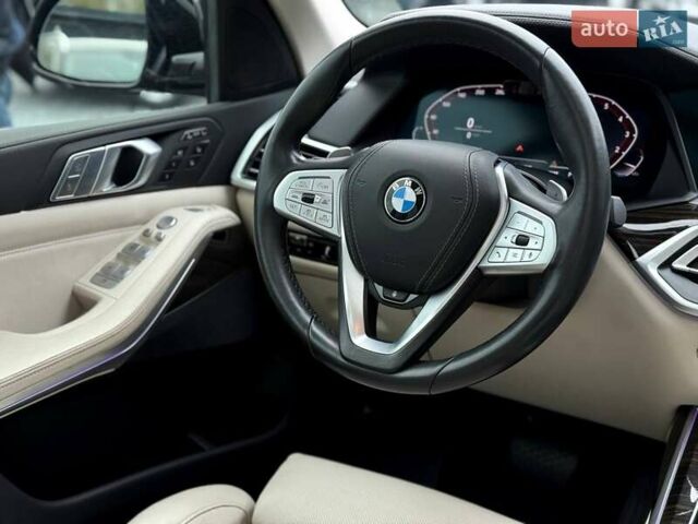 Серый БМВ X7, объемом двигателя 3 л и пробегом 75 тыс. км за 59000 $, фото 112 на Automoto.ua