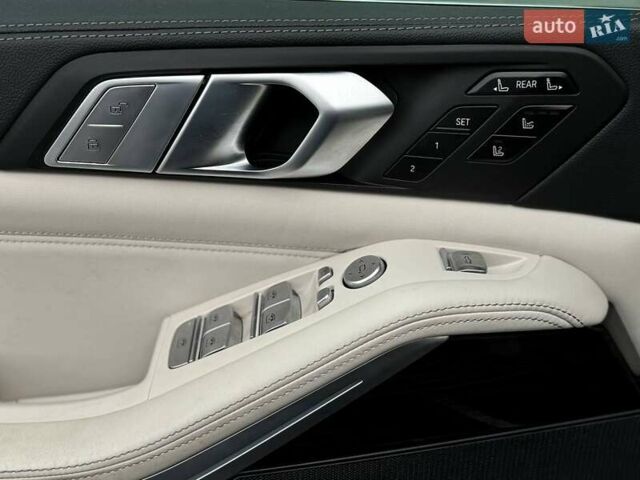 Серый БМВ X7, объемом двигателя 3 л и пробегом 75 тыс. км за 59000 $, фото 62 на Automoto.ua