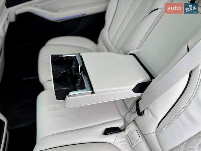 Серый БМВ X7, объемом двигателя 3 л и пробегом 75 тыс. км за 59000 $, фото 105 на Automoto.ua