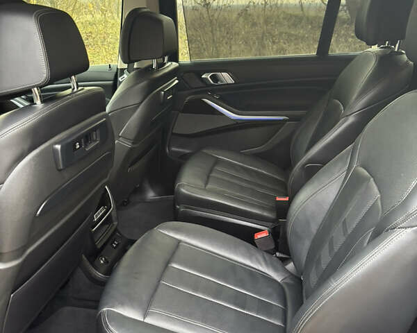 Сірий БМВ X7, об'ємом двигуна 3 л та пробігом 131 тис. км за 60700 $, фото 23 на Automoto.ua