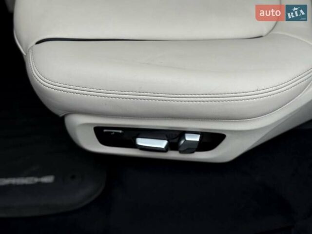 Серый БМВ X7, объемом двигателя 3 л и пробегом 75 тыс. км за 59000 $, фото 99 на Automoto.ua