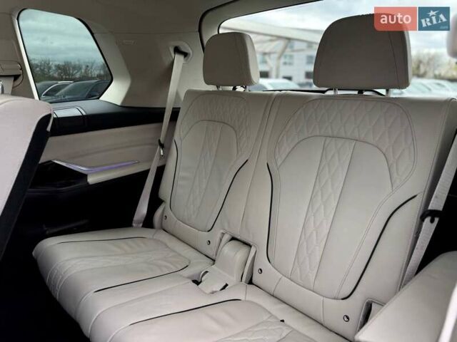 Серый БМВ X7, объемом двигателя 3 л и пробегом 75 тыс. км за 59000 $, фото 11 на Automoto.ua