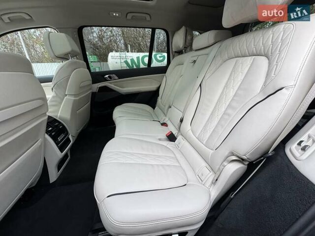 Серый БМВ X7, объемом двигателя 3 л и пробегом 259 тыс. км за 57500 $, фото 5 на Automoto.ua