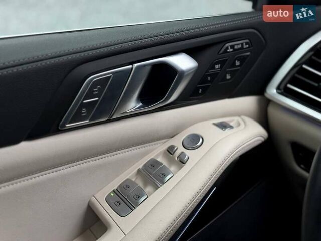 Серый БМВ X7, объемом двигателя 3 л и пробегом 75 тыс. км за 59000 $, фото 87 на Automoto.ua